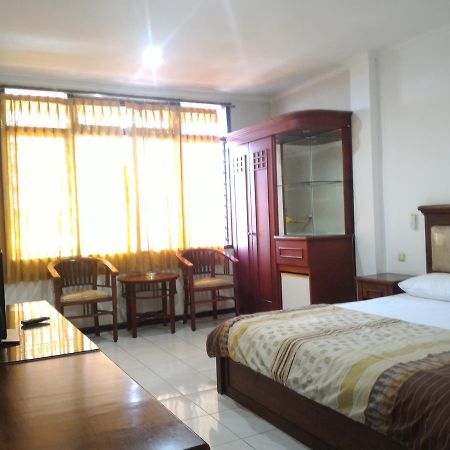 Hotel Sentral Jombang Bagian luar foto
