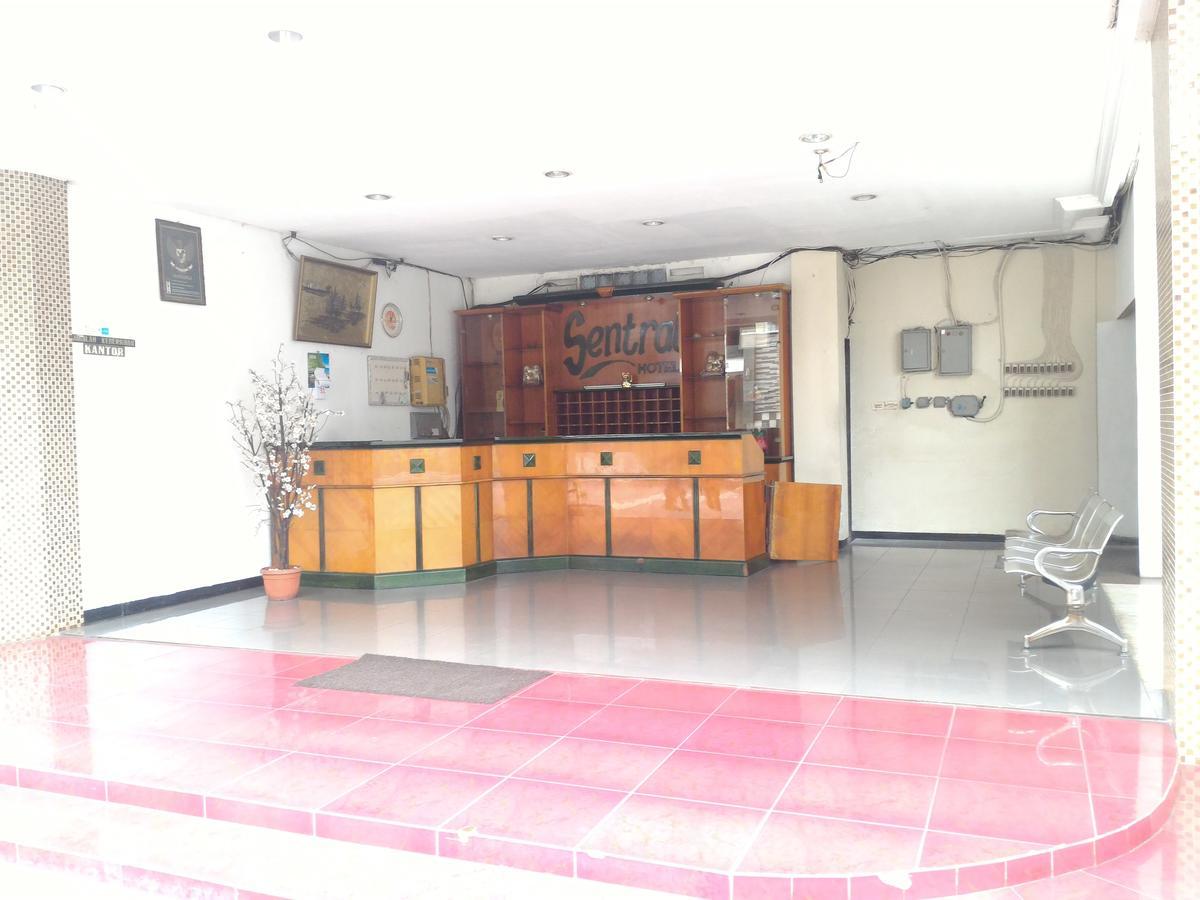 Hotel Sentral Jombang Bagian luar foto