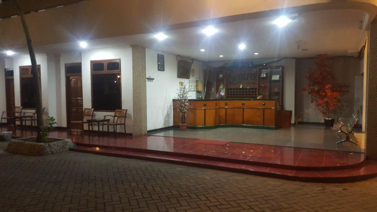Hotel Sentral Jombang Bagian luar foto