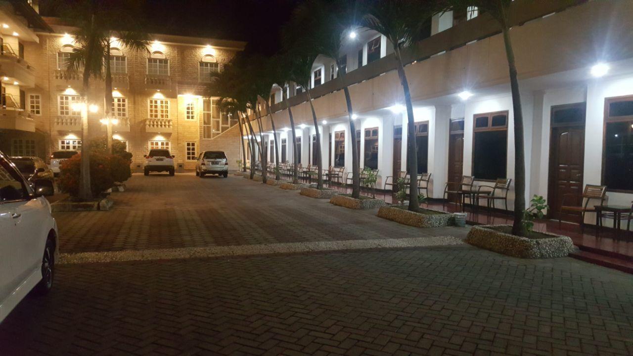 Hotel Sentral Jombang Bagian luar foto